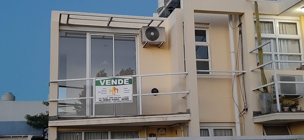 Excelente departamento en Planta Alta sobre calle San Luis.